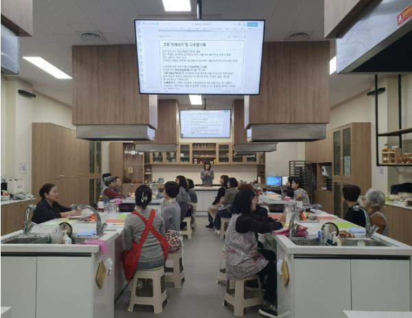 충주시 농기센터, '농산물 가공체험 교육' 시민 호응 속 운영 기사 이미지