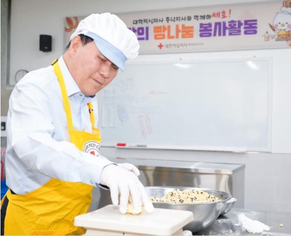 충남교육청, 가정의 달을 맞아 사랑의 빵 나눔 봉사활동 전개 기사 이미지