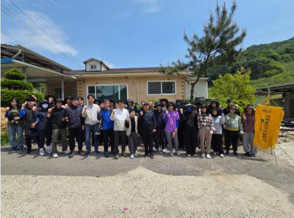 충주시시설관리공단, 사과 적화 일손돕기로 자원봉사 릴레이운동 동참 기사 이미지