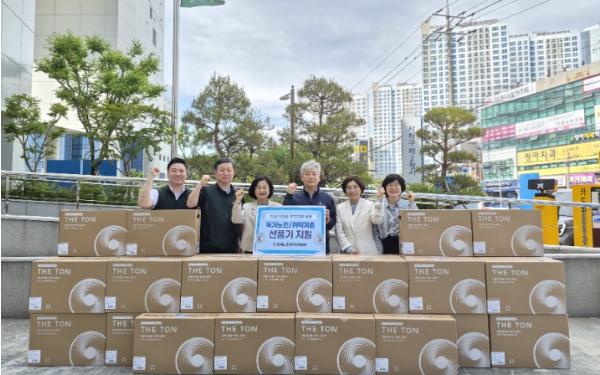 한국노총 부산지역본부, 사하구에 혹서기 취약계층을 위한 이웃돕기 성품 기탁 기사 이미지