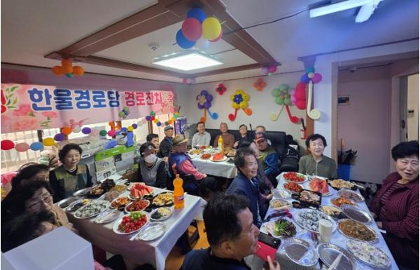 금천구 한울경로당, 어버이날 맞아 독거 어르신에게 따뜻한 점심 대접 기사 이미지