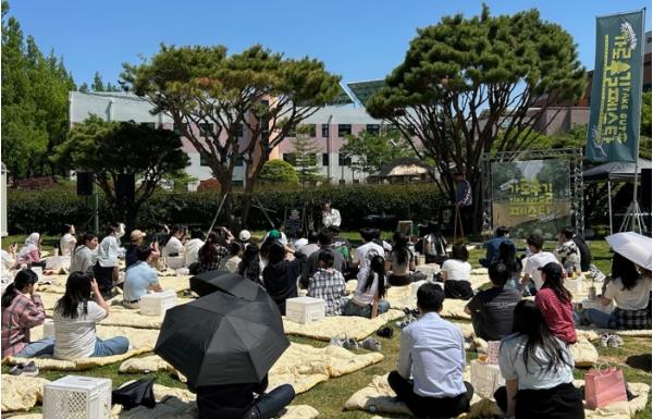 창원특례시,‘가로수길 테이크아웃 푸드 페스타’ &‘숲:사이 마켓’성료 기사 이미지