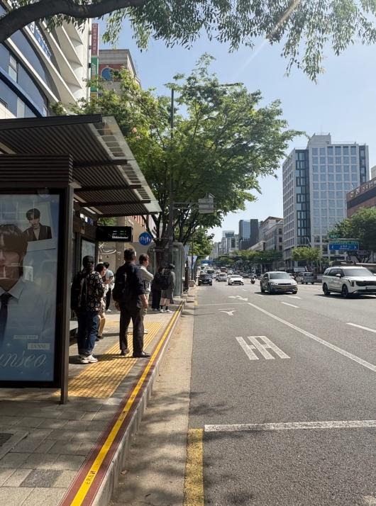 강남구, 버스정류소 50곳에 경계석 미끄럼방지 시설 설치 완료 기사 이미지