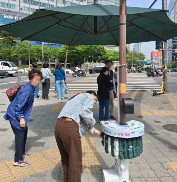 서초구, 서리풀양산 스마트 대여 서비스 확대… 폭염종합대책 본격 가동! 기사 이미지