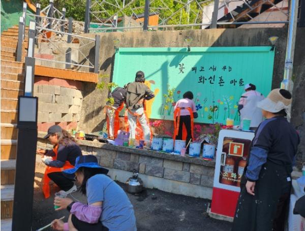 태백시그림그리는사람들, 장성중앙시장 일원 벽화그리기 봉사활동 추진 기사 이미지