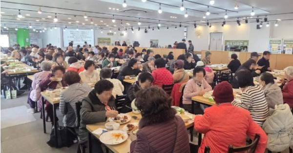 농가애하루한식뷔페 논산점, 어르신 위한 따뜻한 식사 나눔 이어가 기사 이미지