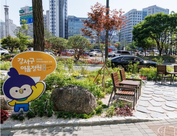 강서구청 앞 사거리 '여울정원'으로 거듭나...바쁜 발걸음 멈춰 잠시 쉬어가는 열린 쉼터 기사 이미지
