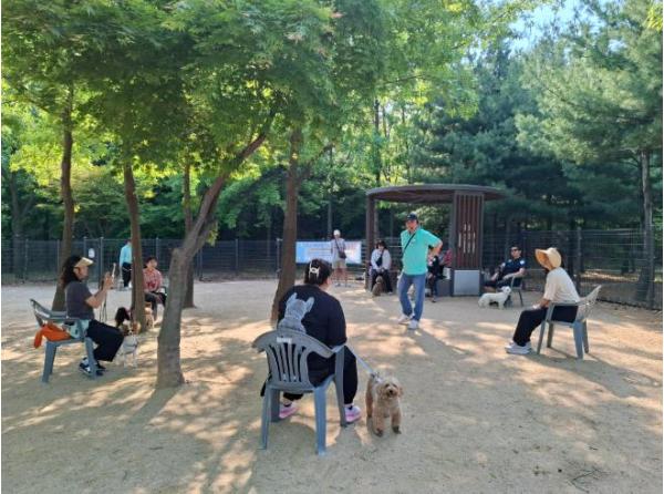 인천 서구, ‘2026 반려동물 문화교실’ 성황리 개최... 산책 교육 등 전문  프로그램 운영 기사 이미지
