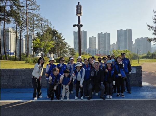 의정부시 송산3동 통장협의회, 공원입양 통해 지역 환경 지킴이 역할 '톡톡' 기사 이미지
