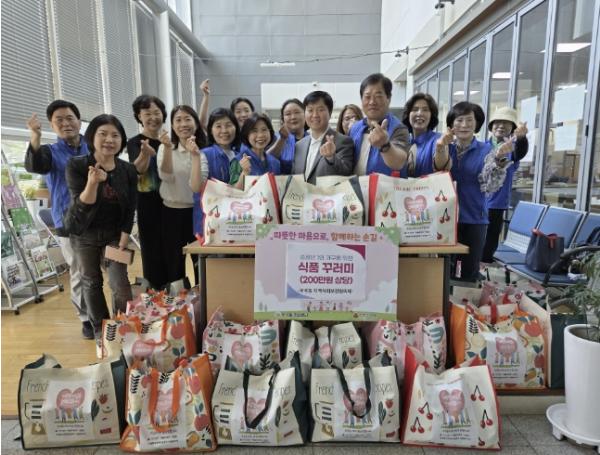 의왕시 부곡동지역사회보장협의체, 1인 중장년 가구에 '사랑의 식품꾸러미' 전달 기사 이미지