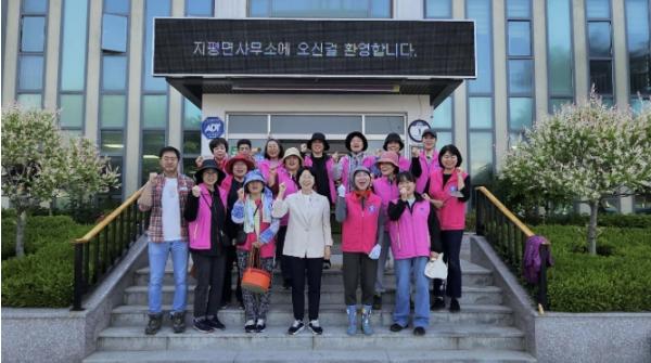 노란 꽃길 뒤 보이지 않는 손길… 양평군 지평면 생활개선회, 유채꽃길 가꾸기 기사 이미지