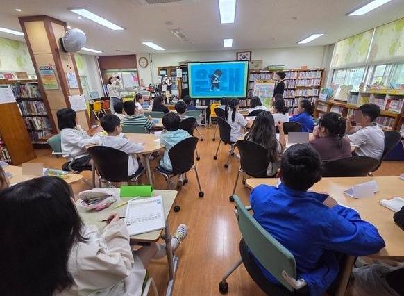 광주 만선초등학교, 홍민정 작가와 함께한 하루, 만선초에 피어난 독서의 즐거움 기사 이미지