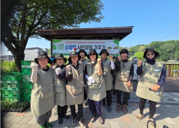 마스터가드너여주지회 중앙동 소양천·남한강변 꽃길 조성 봉사활동 펼쳐 기사 이미지