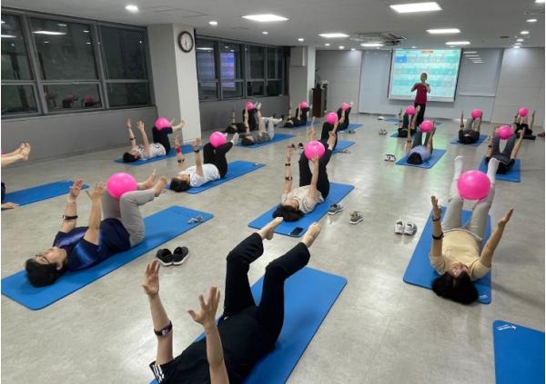 “근육도 미리 저축하세요”… 송파구, 어르신 근감소증 예방 운동 운영 기사 이미지