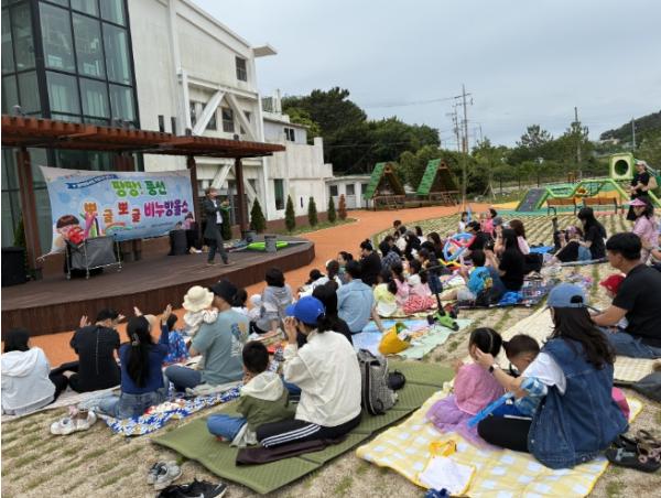 통영시, 꿈이랑도서관 야외 잔디밭 가득 채운 “풍선 & 비누방울쇼” 기사 이미지