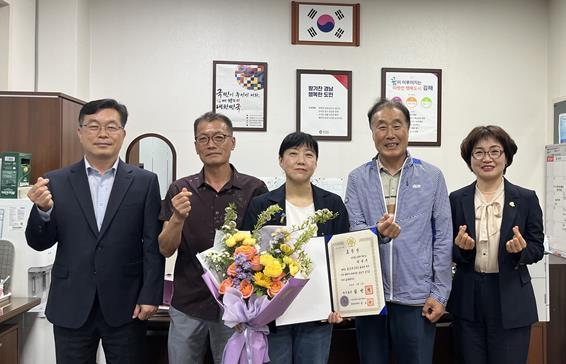 김해시, 효행 실천 허성옥씨 국무총리 표창 전수 기사 이미지