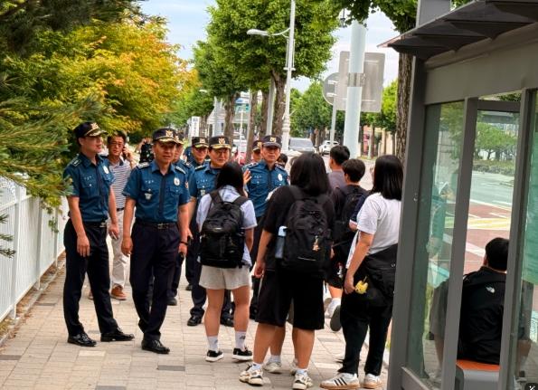 금산경찰서, 학생 맞춤형 특별치안활동 전개…“안전한 등하굣길 조성 총력” 기사 이미지