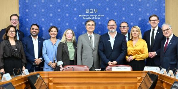조현 외교부 장관, 유럽의회 한반도관계대표단 면담