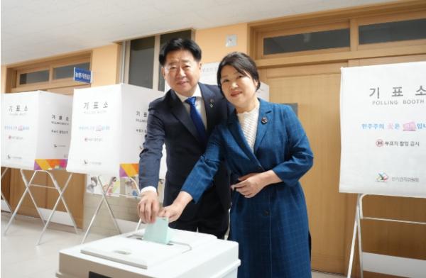 오영훈 제주도지사 투표 참여… 도민에 적극 투표 당부