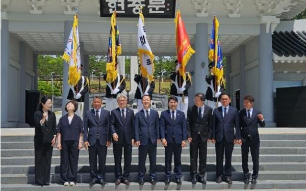 유명현 산청군수 당선자 및 군의원, 충혼탑 참배로 첫 공식 일정 시작 기사 이미지