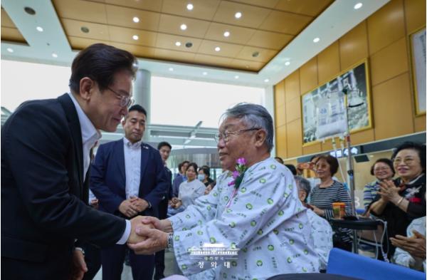 이재명 대통령 부부, 중앙보훈병원 위문 방문 