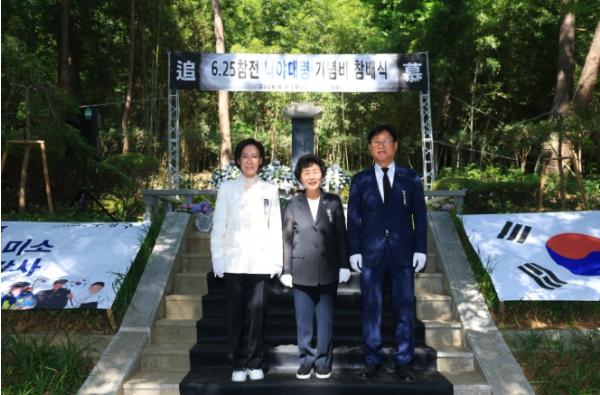 백인계 민족통일수성구협의회장, 현충일 참배객 위해 빵·음료 후원 기사 이미지
