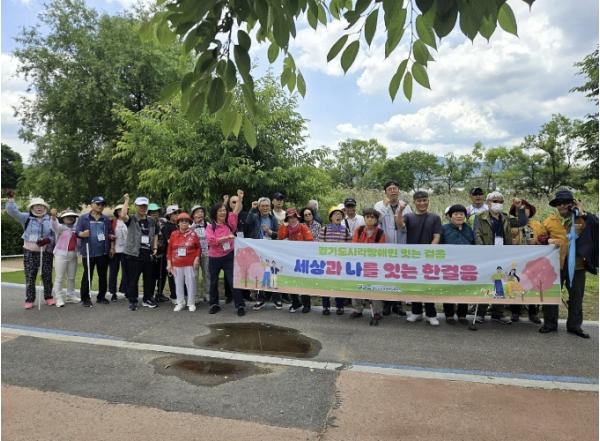 동두천시, 시각장애인 사회적응체험 함께 걷고 함께 소통하다 기사 이미지