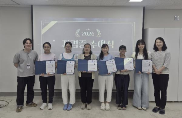 진천군가족센터, 결혼이민자 여성 8명 요양보호사 자격 취득 쾌거 기사 이미지