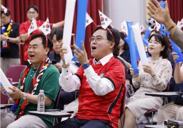 진교훈 강서구청장도 “대~한민국” 목청 터져라 대표팀 응원 기사 이미지