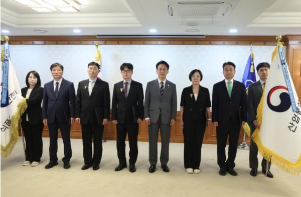  김민석 국무총리, 국민주권정부 주요 정책성과 창출에 기여한 공직자·기관 직접 포상하며 격려
