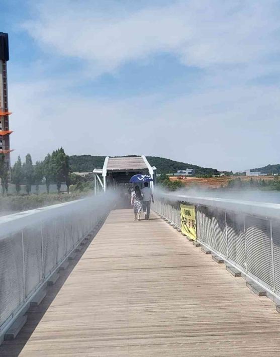 천안 성성호수공원, 쿨링포그 설치 확대…총 770m 가동 기사 이미지