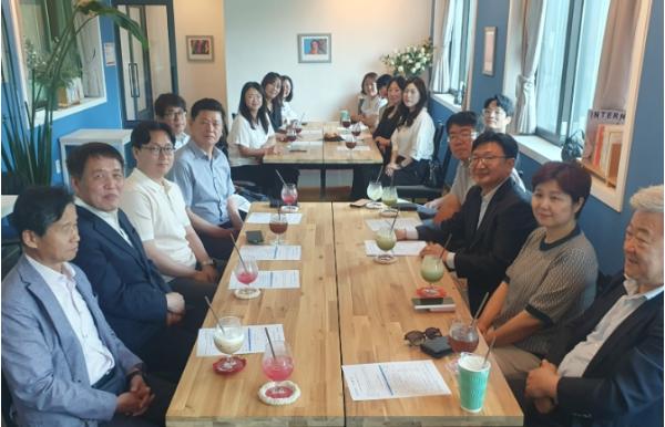 춘천교육지원청, 전·현직 학교운영위원장 협의회 운영진과 간담회 개최 기사 이미지