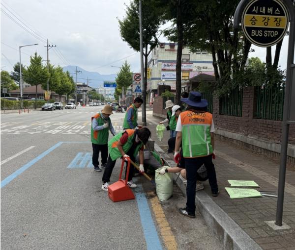 충주시 칠금금릉동 지역자율방재단, 집중호우 대비 배수로 대대적 정비 기사 이미지