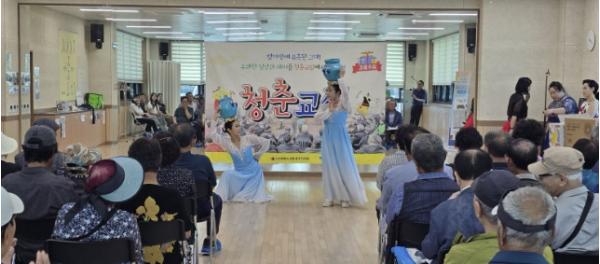 충주시, 외곽지역 어르신 위한 '찾아가는 청춘교실' 큰 호응 기사 이미지