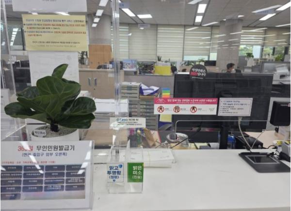 양주시 민원여권과, 버려지는 번호표로 ‘청렴·친절 투표’ 이색 캠페인 눈길… 기사 이미지