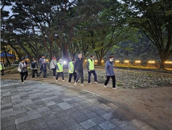 단양의 여름밤, 맨발로 달린 건강 열기 기사 이미지
