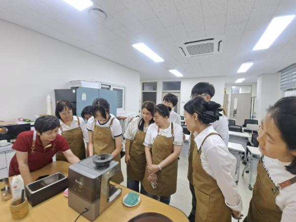 고창군가족센터, 다문화가족 교류·소통 공간사업 '바리스타 교육' 성료 기사 이미지