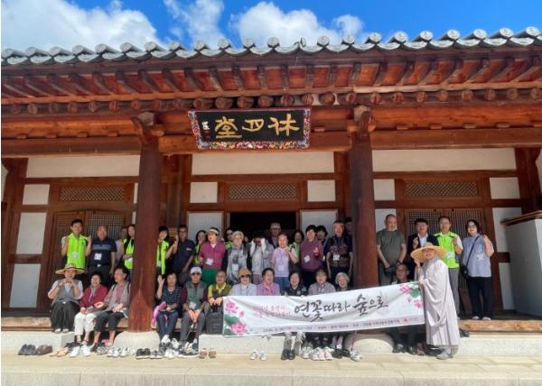연꽃따라 숲으로… 남양주시 진접읍 지역사회보장협의체, 취약계층 어르신 위한 힐링 나들이 성료