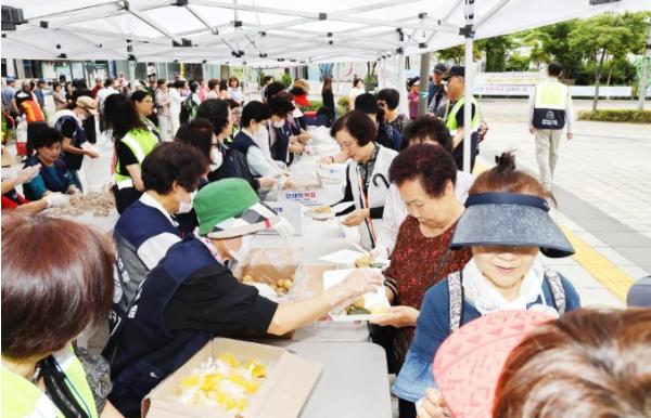 한국자유총연맹 금천구지부, 6·25 사진전·전쟁 음식 체험 행사 성료 기사 이미지
