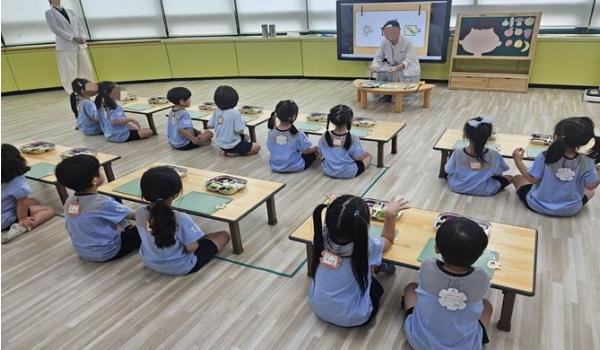 부평구 어린이ㆍ사회복지급식관리지원센터, 요리활동 특화사업 ‘함께 놀아요, 맛있는 채소 놀이터’ 실시 기사 이미지