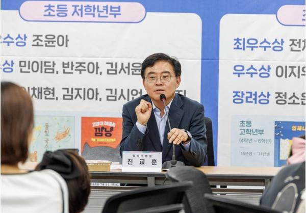 “성장의 밑거름 되길” 진교훈 서울 강서구청장, 공모전 수상 어린이 응원