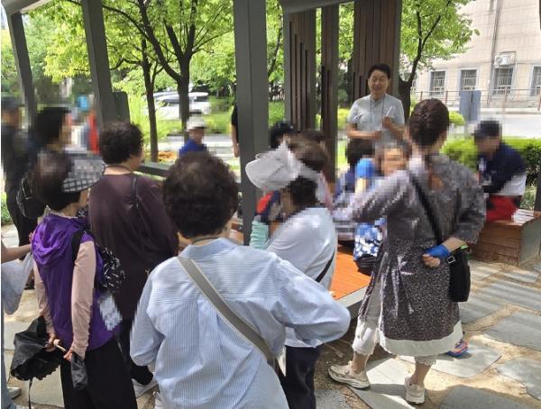 도봉구 도봉1동, 사회적고립 우려 1인가구 장년‧어르신 대상 '창포원 나들이' 행사 성료 기사 이미지