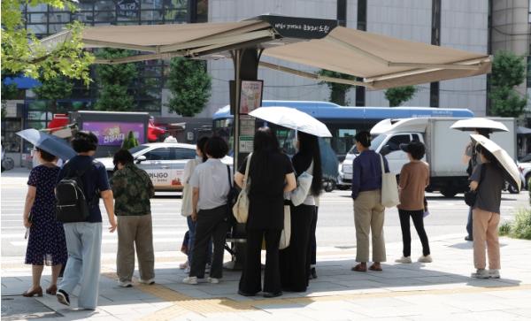 뜨거운 햇빛 막고, 시원한 물안개 펼치고! 노원구, '역대급 폭염'에 시설확충·취약계층 보호 '투-트랙' 총력 대응 기사 이미지