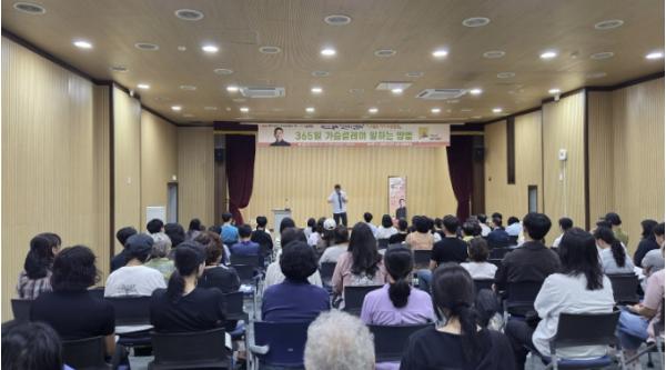 가평군도서관, 고명환 작가 초청강연 성황 기사 이미지
