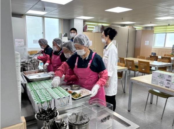 강화군노인복지관, 우유 한 잔으로 건강한 노후를!…우유 DAY 운영 기사 이미지