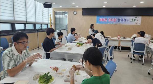 예산군가족센터, 아빠와 자녀가 함께한 ‘도시락 만들기’ 성료 기사 이미지