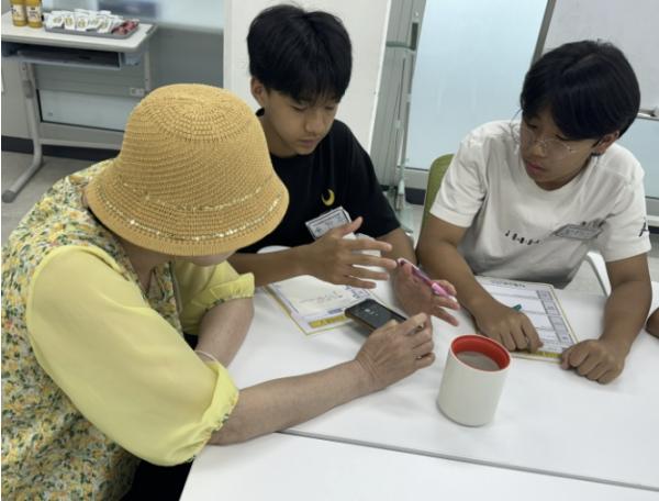 시흥시 목감청소년문화의집 '어르신과 함께하는 스마트폰 V' 전국 우수 인증수련활동 선정 기사 이미지