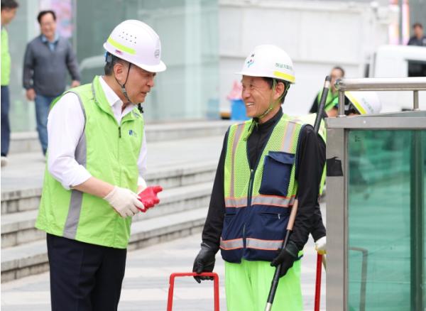 김현기 강남구청장, '해답은 현장에'…거리 청소로 임기 시작 기사 이미지
