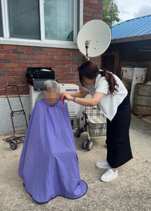 거창군, 통합돌봄 연계 ‘찾아가는 이미용 서비스’로 어르신 일상에 활력 더해 기사 이미지