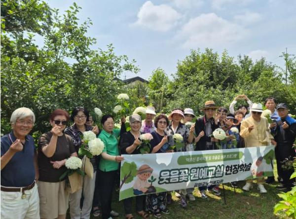 식물과 함께 웃음꽃 활짝! 강화군노인복지관, ‘웃음꽃 원예 교실’ 마무리  기사 이미지
